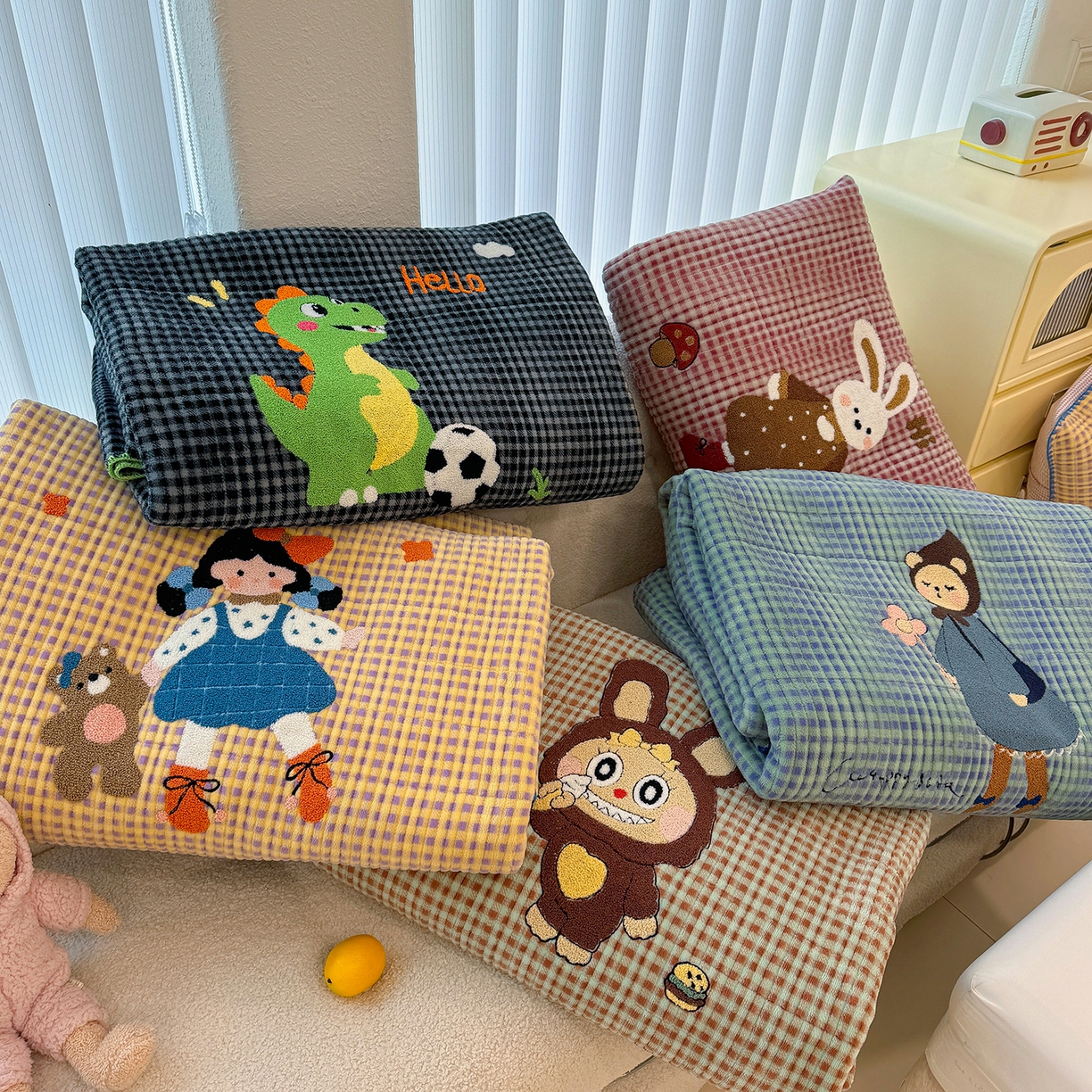 91家纺网 家纺一手货源 找家纺 （总）赫梵茜 2025新款赫梵茜毛巾绣贝壳绣工艺牛奶绒床盖四件套正反可用