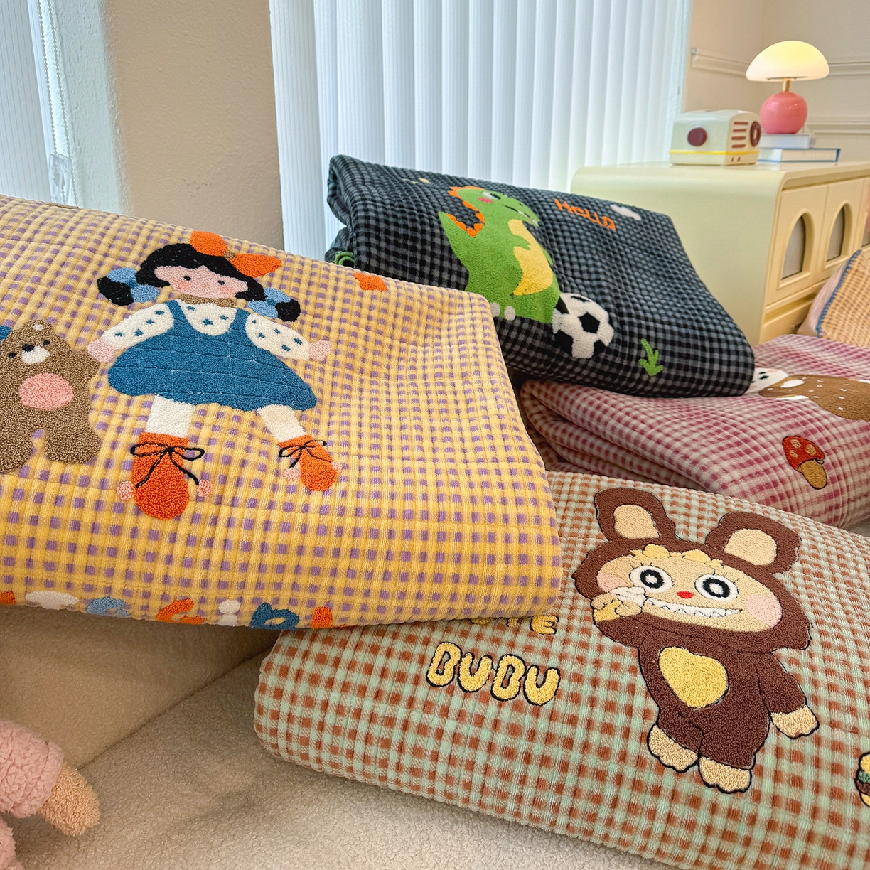 91家纺网 家纺一手货源 找家纺 赫梵茜 2025新款赫梵茜毛巾绣贝壳绣工艺牛奶绒床盖四件套正反可用 组合图仅供参考不可下单