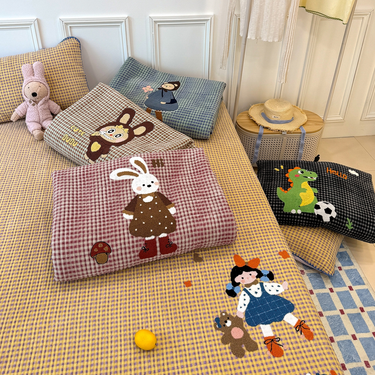 91家纺网 家纺一手货源 找家纺 赫梵茜 2025新款赫梵茜毛巾绣贝壳绣工艺牛奶绒床盖四件套正反可用 组合图仅供参考不可下单