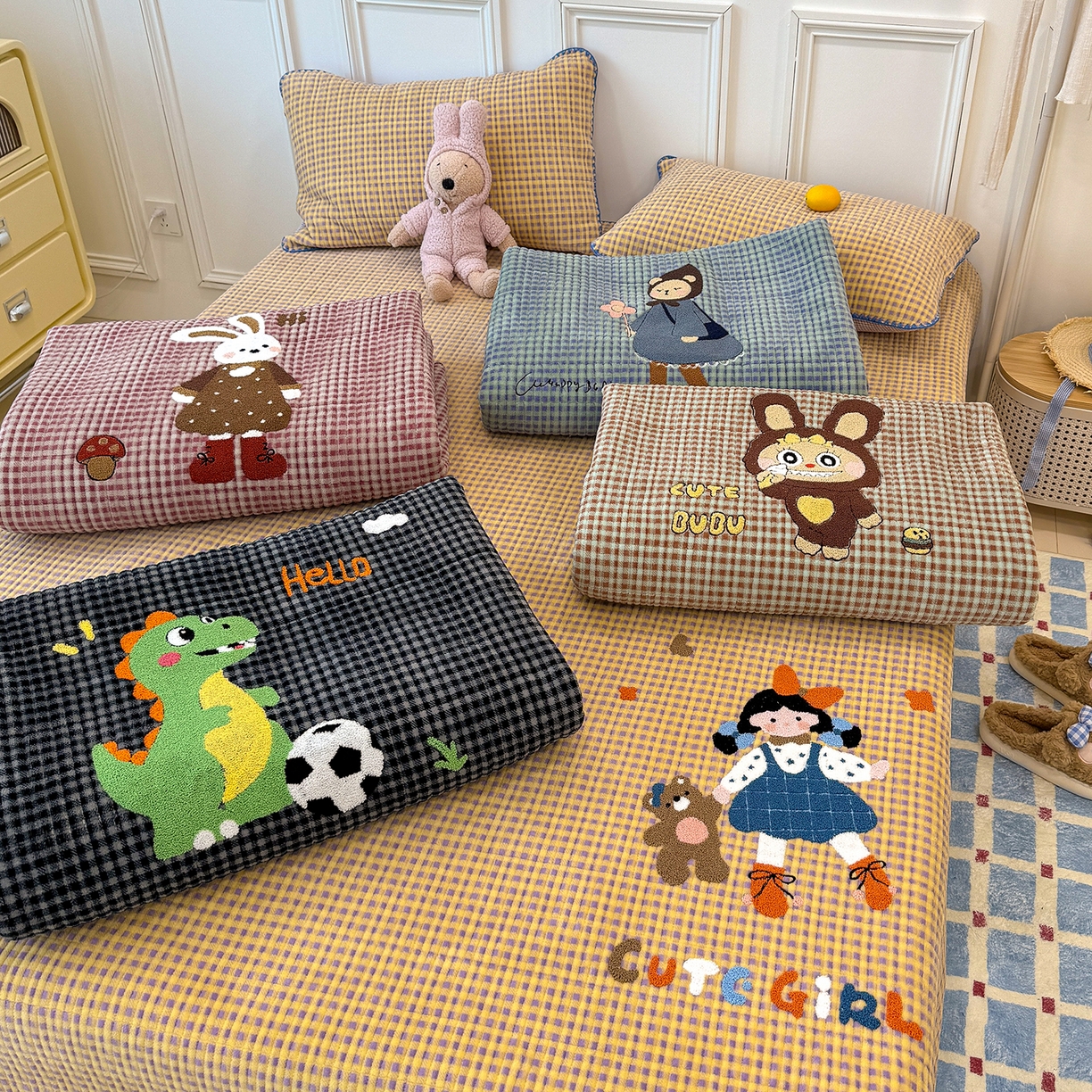 91家纺网 家纺一手货源 找家纺 赫梵茜 2025新款赫梵茜毛巾绣贝壳绣工艺牛奶绒床盖四件套正反可用 组合图仅供参考不可下单