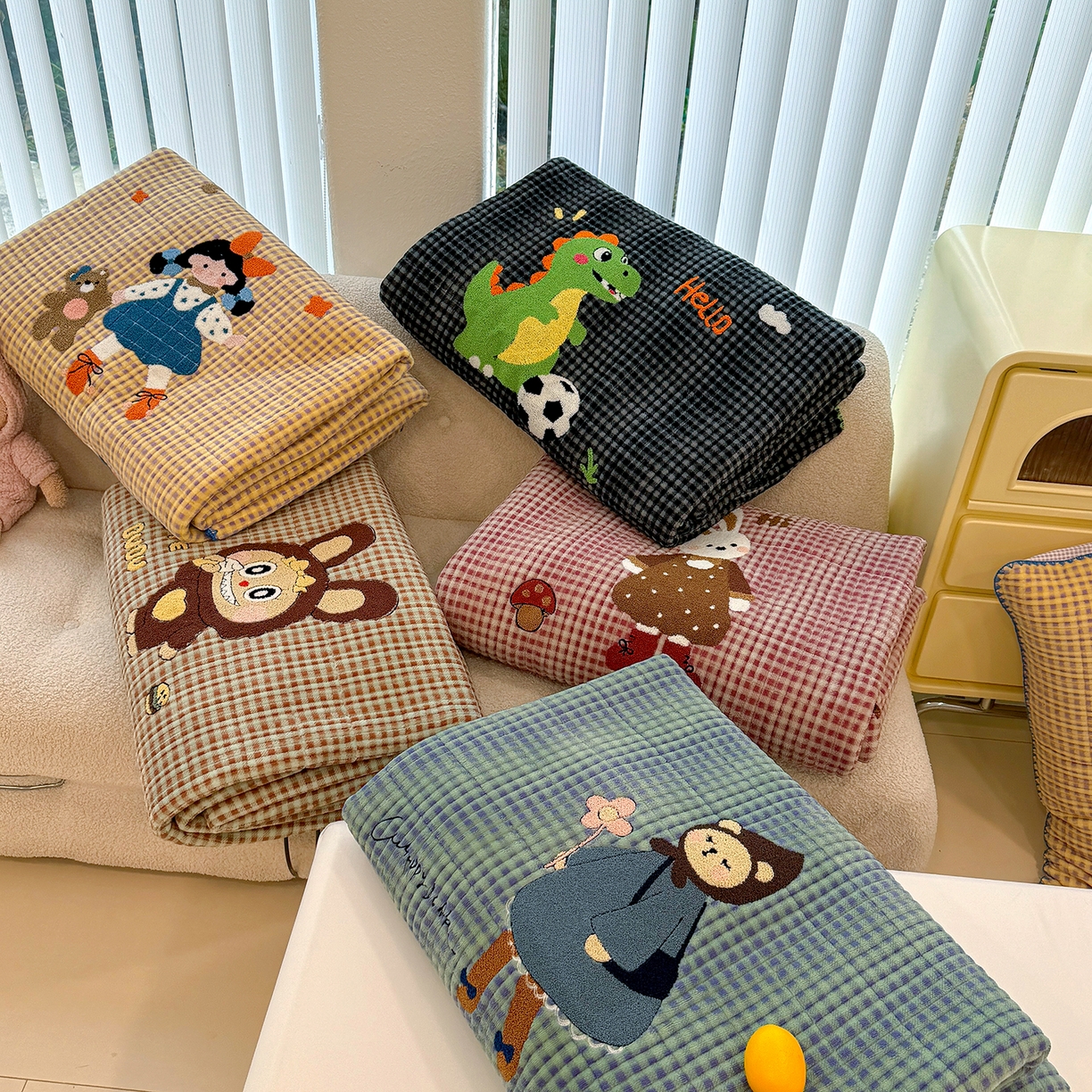 91家纺网 家纺一手货源 找家纺 赫梵茜 2025新款赫梵茜毛巾绣贝壳绣工艺牛奶绒床盖四件套正反可用 组合图仅供参考不可下单