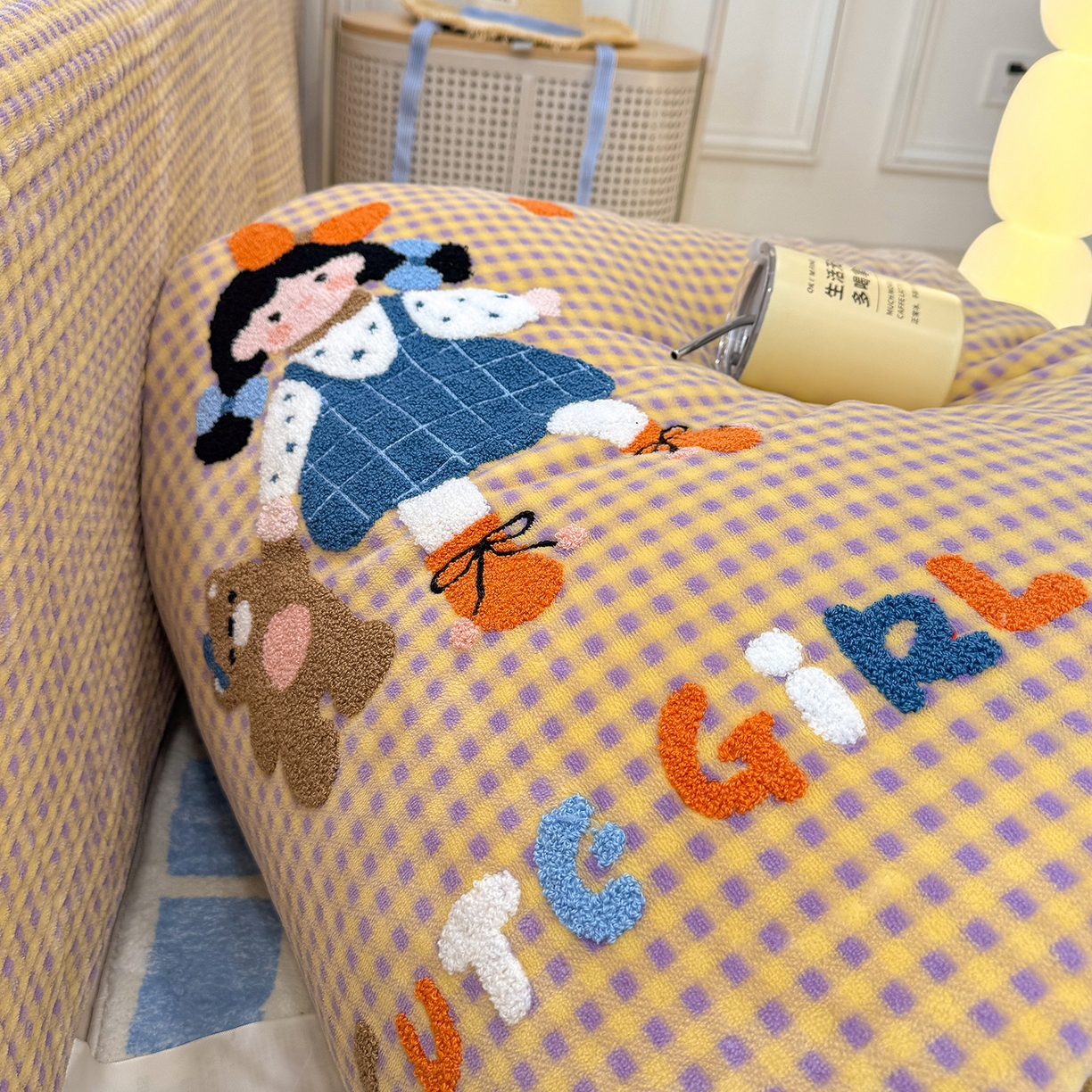 91家纺网 家纺一手货源 找家纺 赫梵茜 2025新款赫梵茜毛巾绣贝壳绣工艺牛奶绒床盖四件套正反可用 小女孩