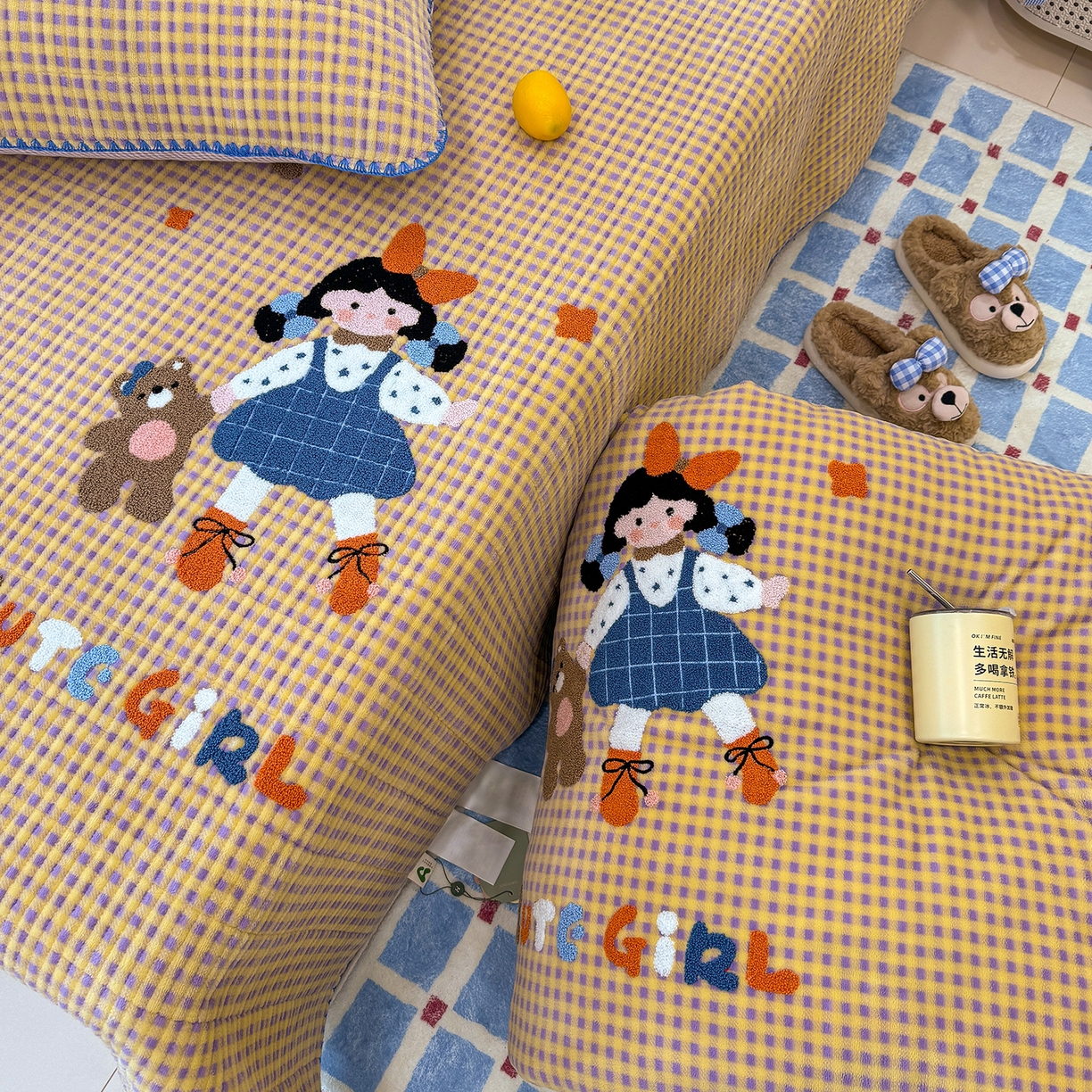 91家纺网 家纺一手货源 找家纺 赫梵茜 2025新款赫梵茜毛巾绣贝壳绣工艺牛奶绒床盖四件套正反可用 小女孩