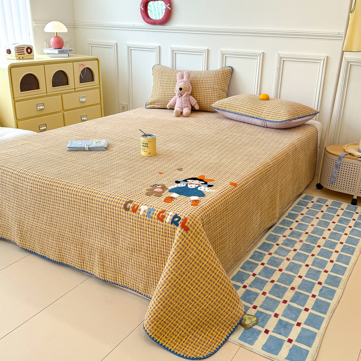 91家纺网 家纺一手货源 找家纺 赫梵茜 2025新款赫梵茜毛巾绣贝壳绣工艺牛奶绒床盖四件套正反可用 小女孩