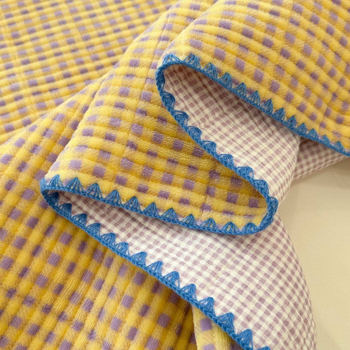 91家纺网 家纺一手货源 找家纺 赫梵茜 2025新款赫梵茜毛巾绣贝壳绣工艺牛奶绒床盖四件套正反可用 小女孩