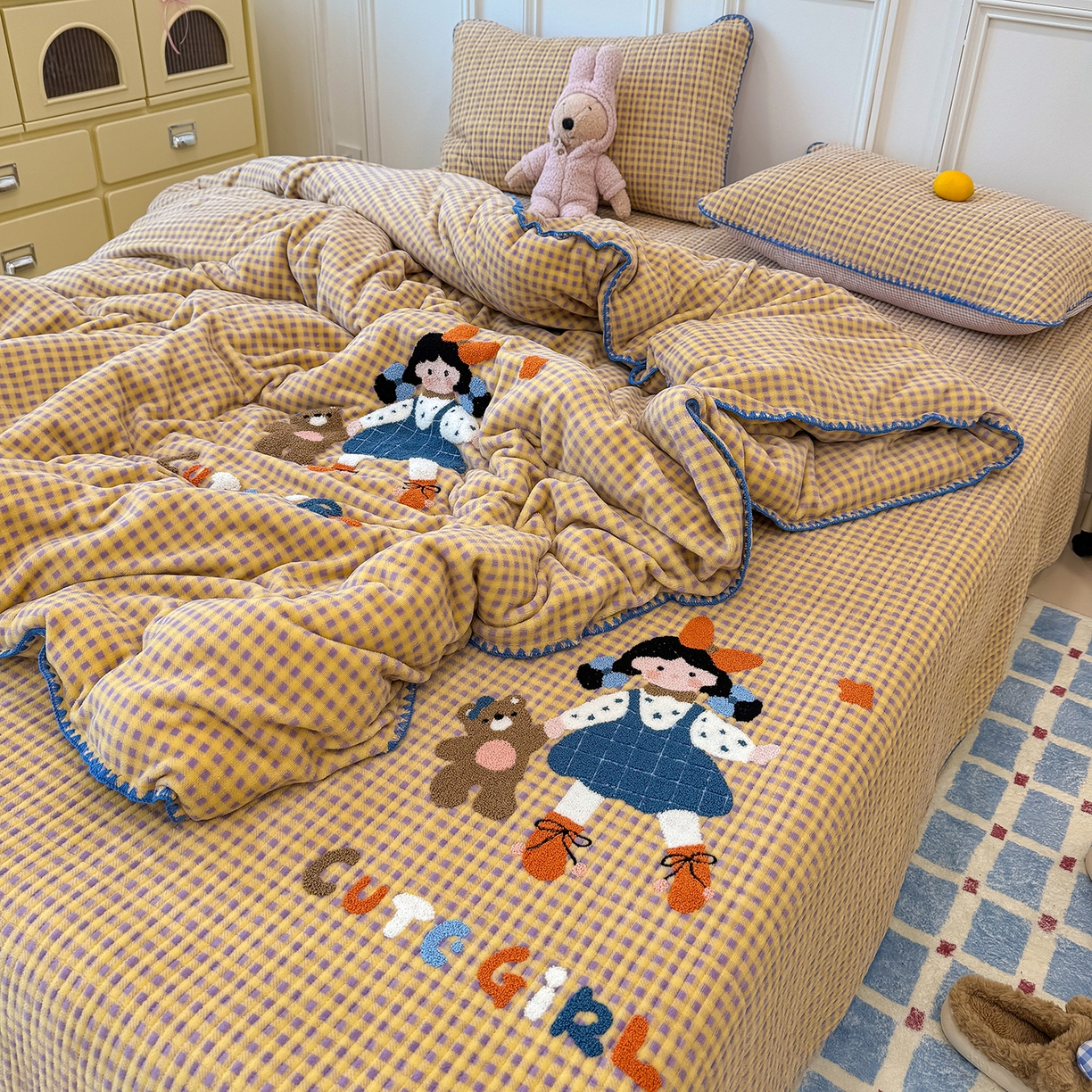 91家纺网 家纺一手货源 找家纺 赫梵茜 2025新款赫梵茜毛巾绣贝壳绣工艺牛奶绒床盖四件套正反可用 小女孩