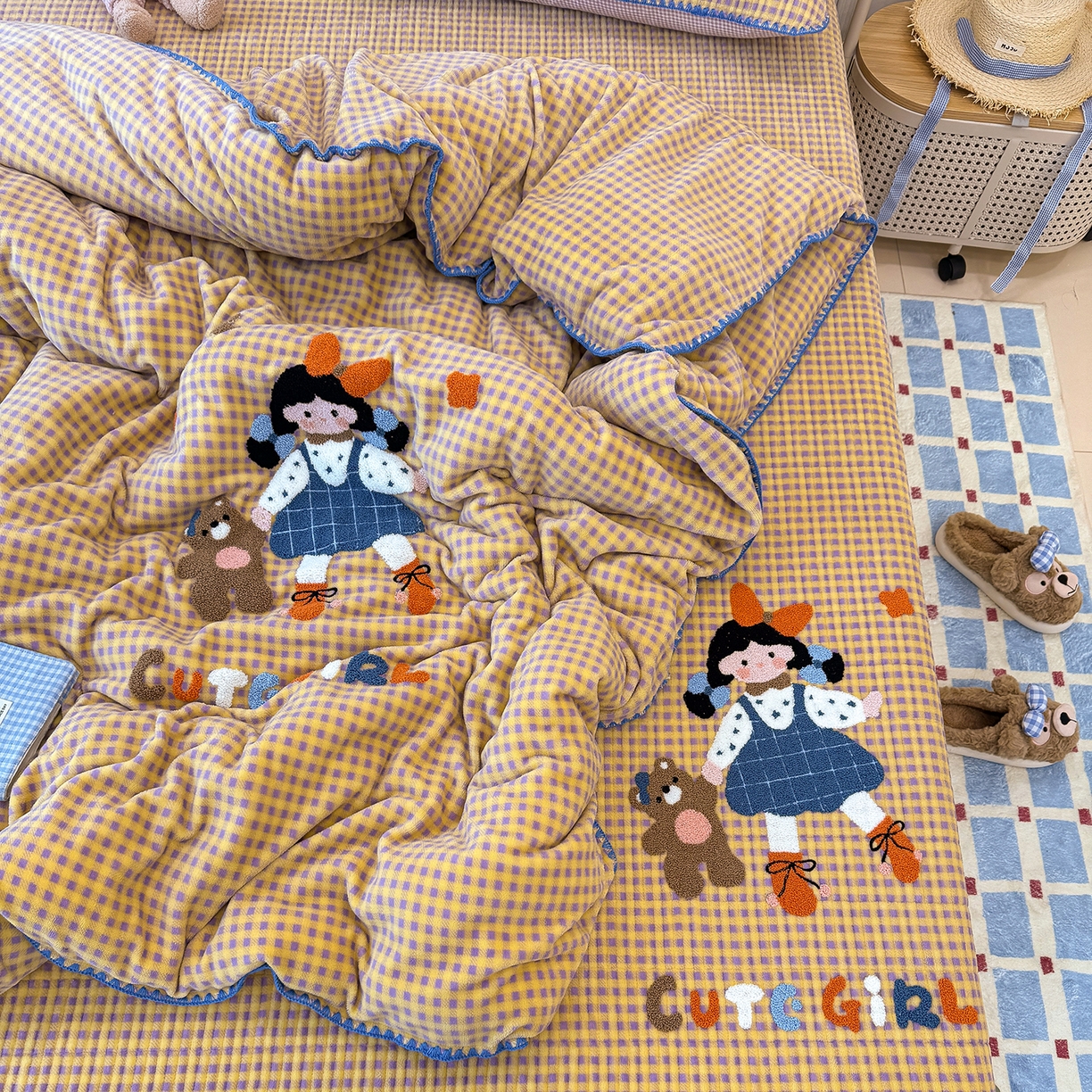 91家纺网 家纺一手货源 找家纺 赫梵茜 2025新款赫梵茜毛巾绣贝壳绣工艺牛奶绒床盖四件套正反可用 小女孩