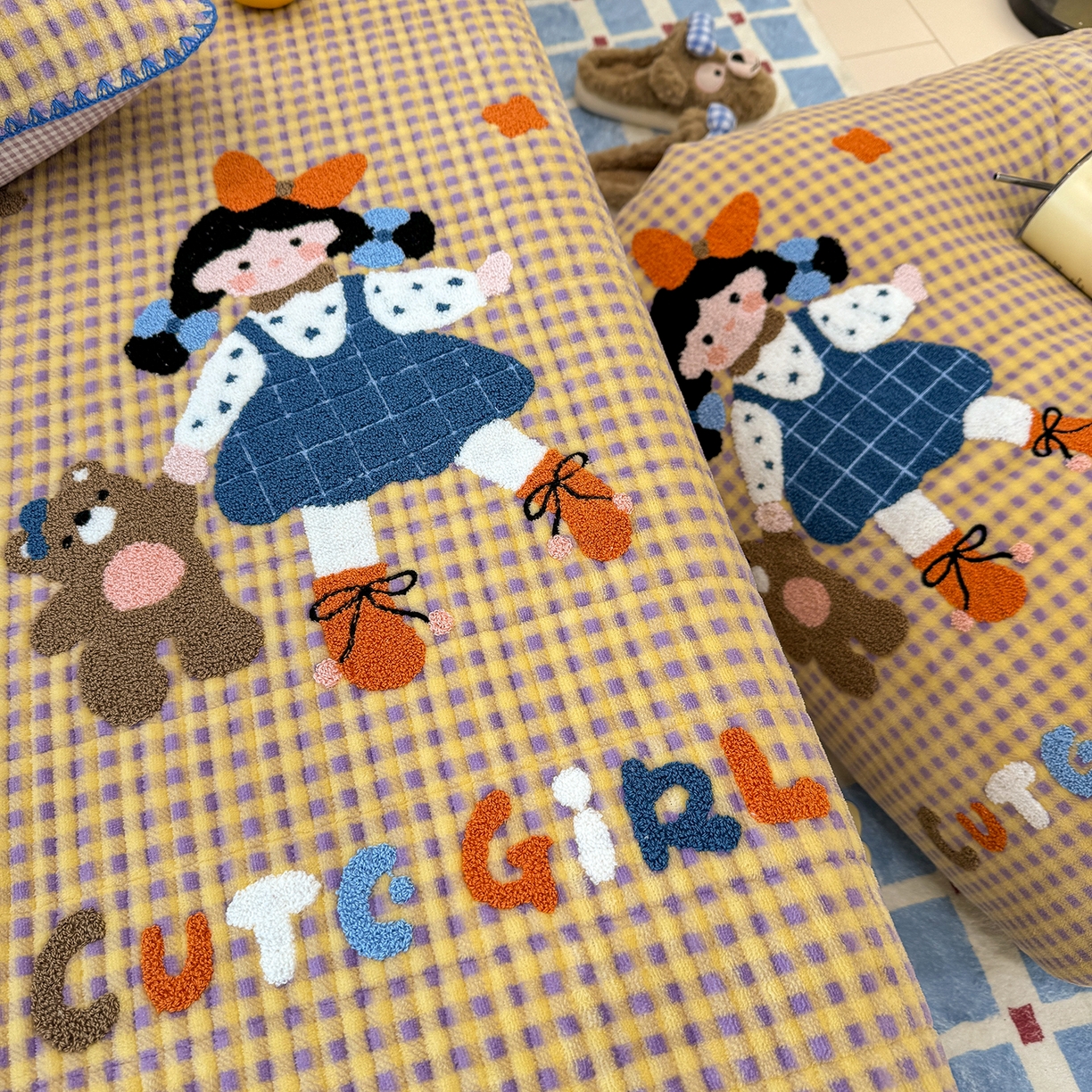 91家纺网 家纺一手货源 找家纺 赫梵茜 2025新款赫梵茜毛巾绣贝壳绣工艺牛奶绒床盖四件套正反可用 小女孩