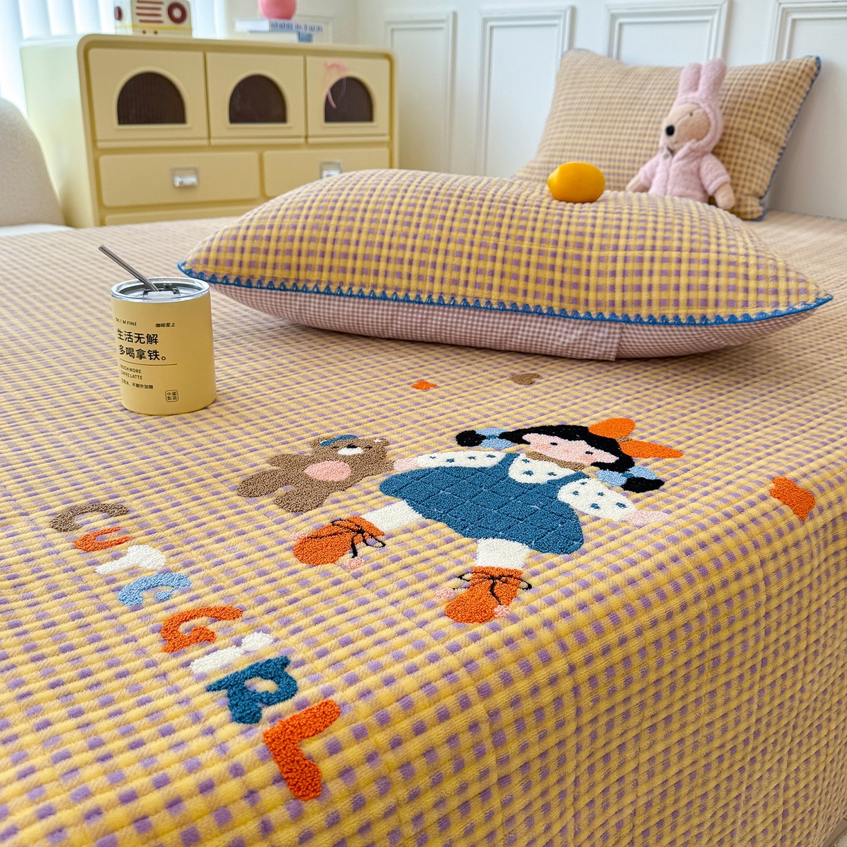 91家纺网 家纺一手货源 找家纺 赫梵茜 2025新款赫梵茜毛巾绣贝壳绣工艺牛奶绒床盖四件套正反可用 小女孩