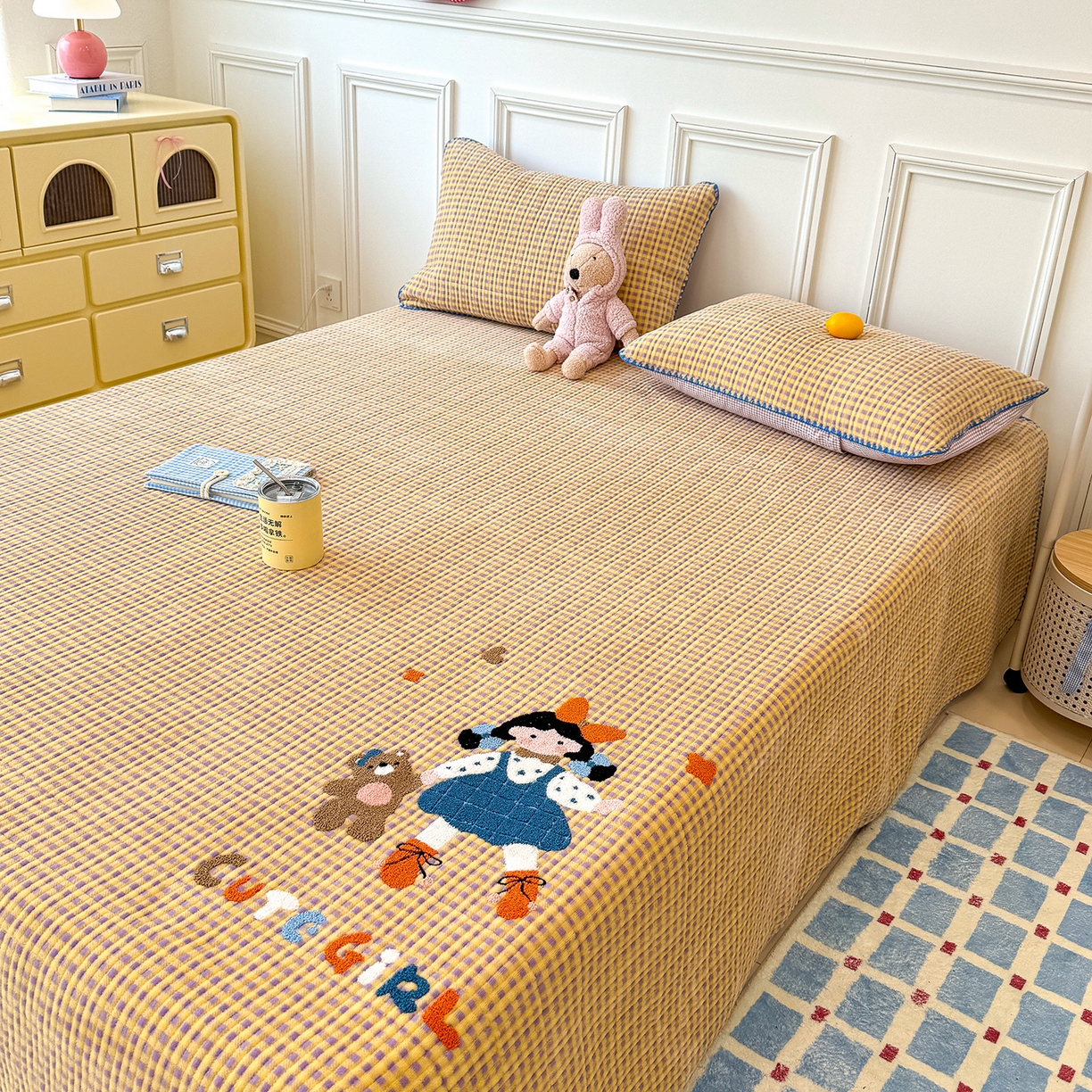 91家纺网 家纺一手货源 找家纺 赫梵茜 2025新款赫梵茜毛巾绣贝壳绣工艺牛奶绒床盖四件套正反可用 小女孩