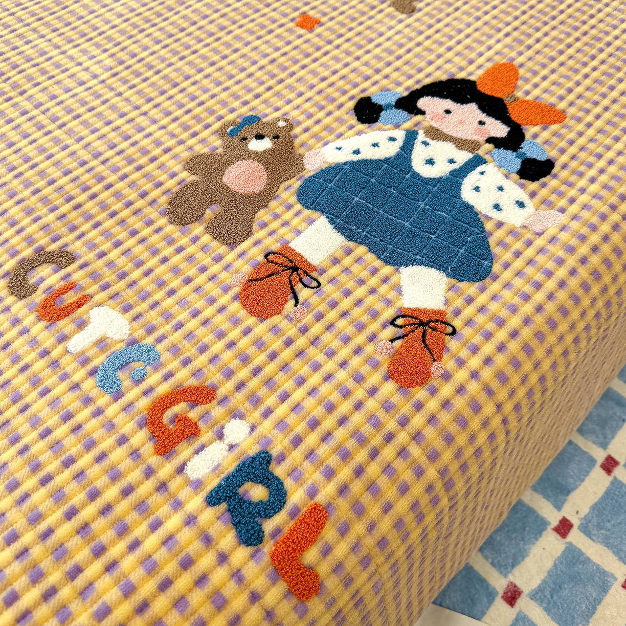 91家纺网 家纺一手货源 找家纺 赫梵茜 2025新款赫梵茜毛巾绣贝壳绣工艺牛奶绒床盖四件套正反可用 小女孩