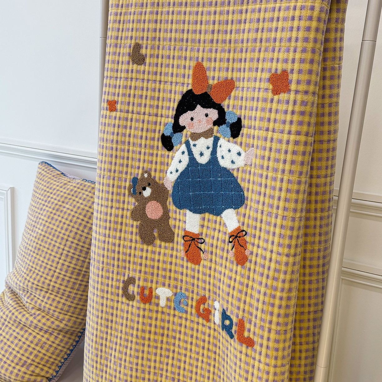 91家纺网 家纺一手货源 找家纺 赫梵茜 2025新款赫梵茜毛巾绣贝壳绣工艺牛奶绒床盖四件套正反可用 小女孩