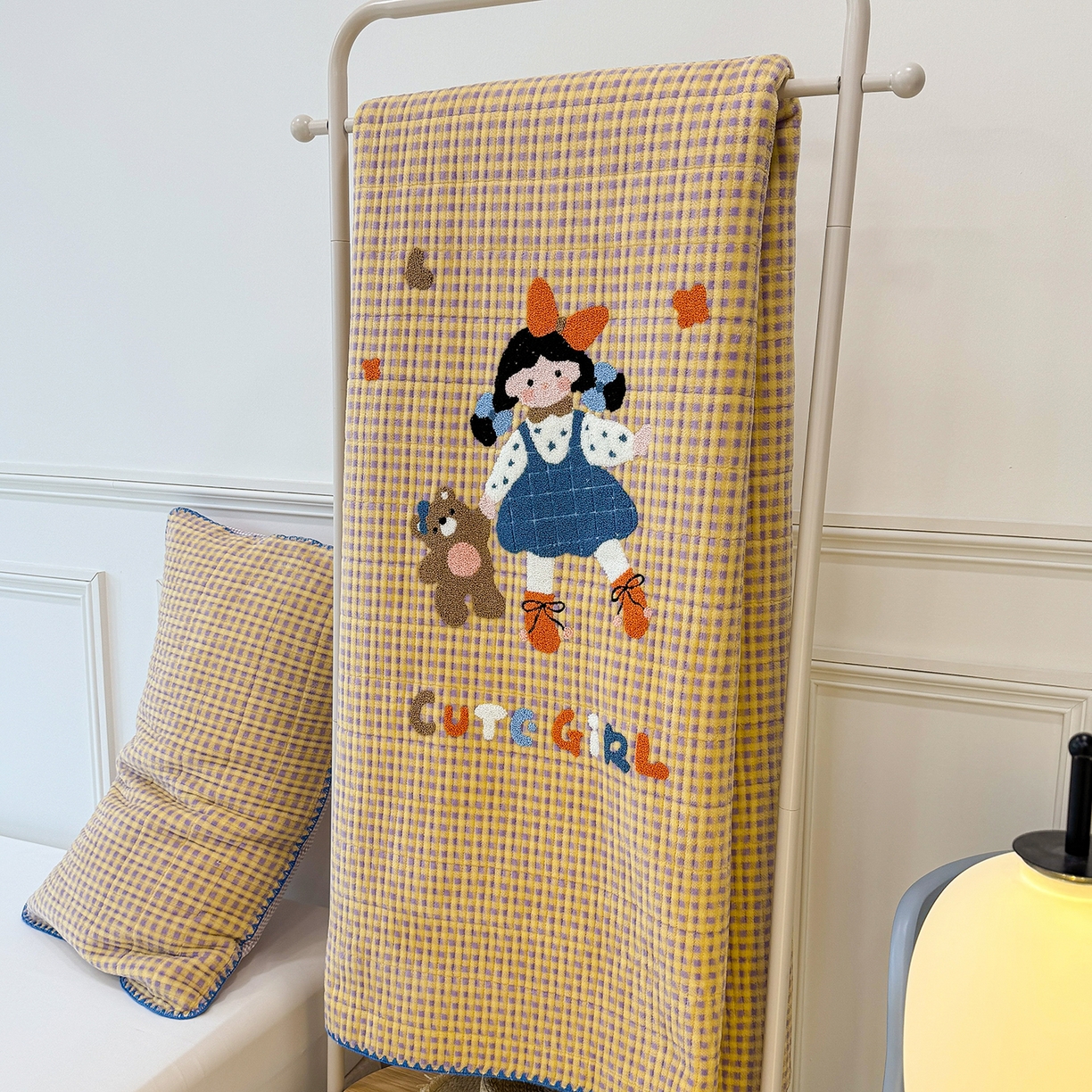 91家纺网 家纺一手货源 找家纺 赫梵茜 2025新款赫梵茜毛巾绣贝壳绣工艺牛奶绒床盖四件套正反可用 小女孩