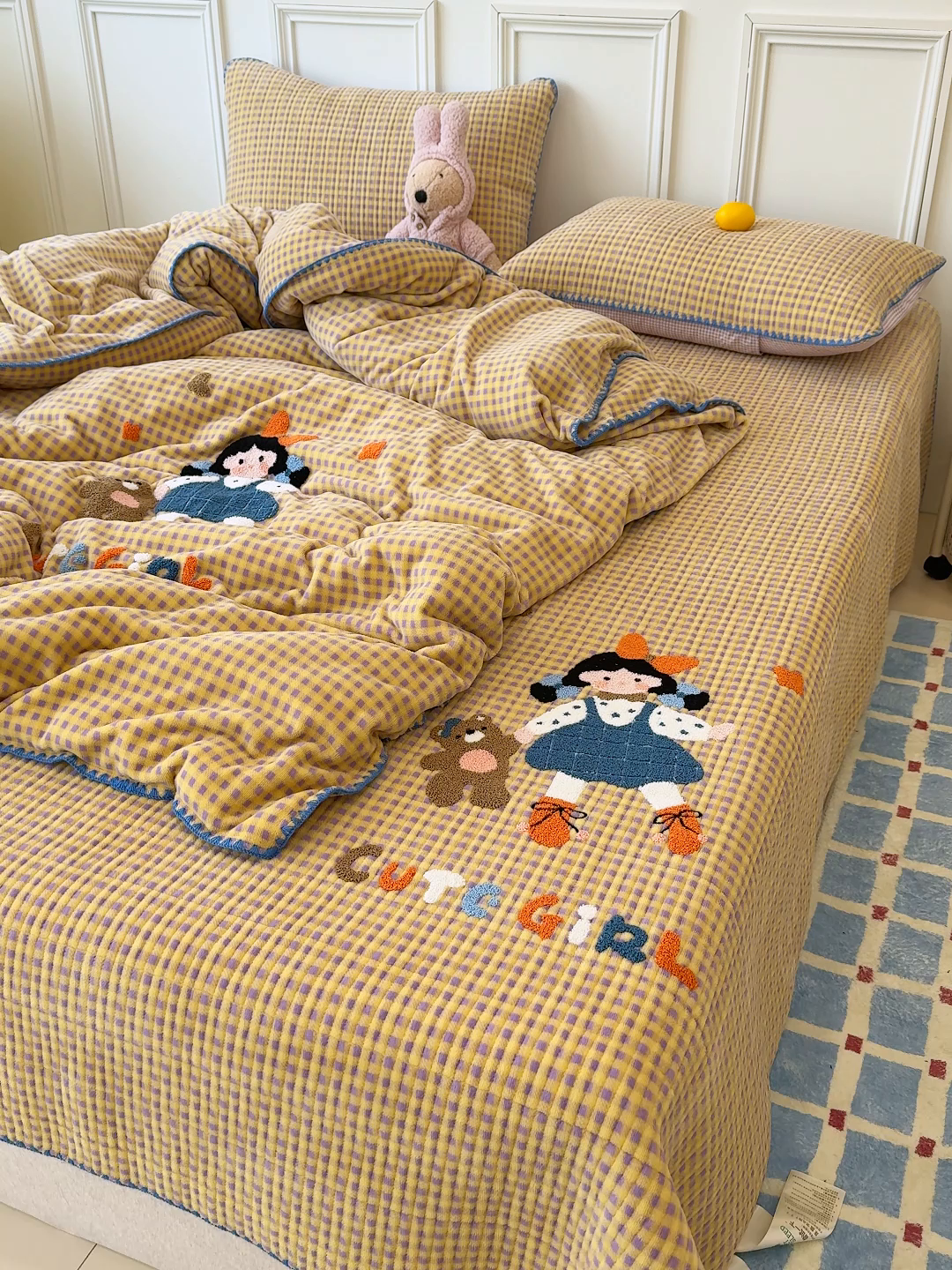 91家纺网 家纺一手货源 找家纺 赫梵茜 2025新款赫梵茜毛巾绣贝壳绣工艺牛奶绒床盖四件套正反可用 小女孩