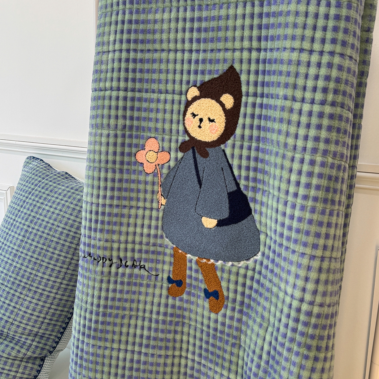 91家纺网 家纺一手货源 找家纺 赫梵茜 2025新款赫梵茜毛巾绣贝壳绣工艺牛奶绒床盖四件套正反可用 花朵宝贝