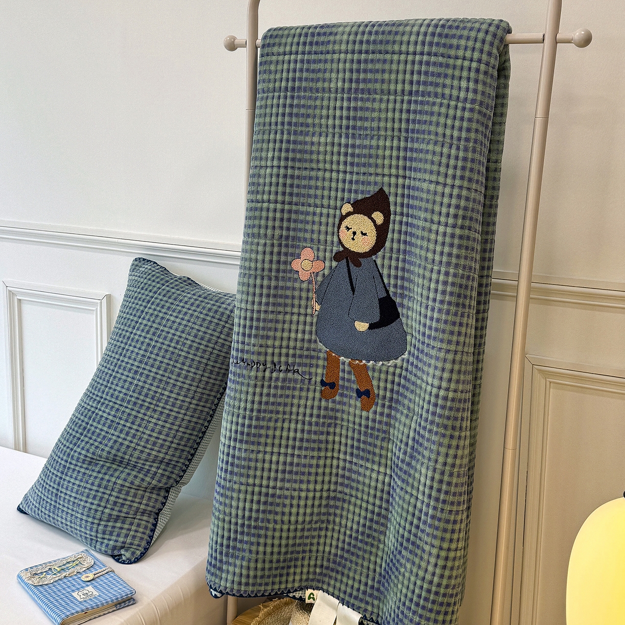 91家纺网 家纺一手货源 找家纺 赫梵茜 2025新款赫梵茜毛巾绣贝壳绣工艺牛奶绒床盖四件套正反可用 花朵宝贝