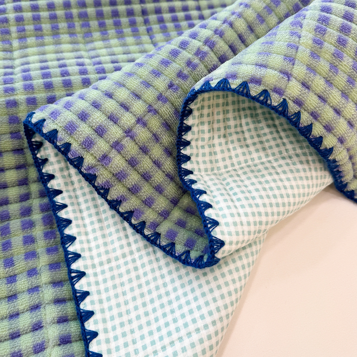 91家纺网 家纺一手货源 找家纺 赫梵茜 2025新款赫梵茜毛巾绣贝壳绣工艺牛奶绒床盖四件套正反可用 花朵宝贝