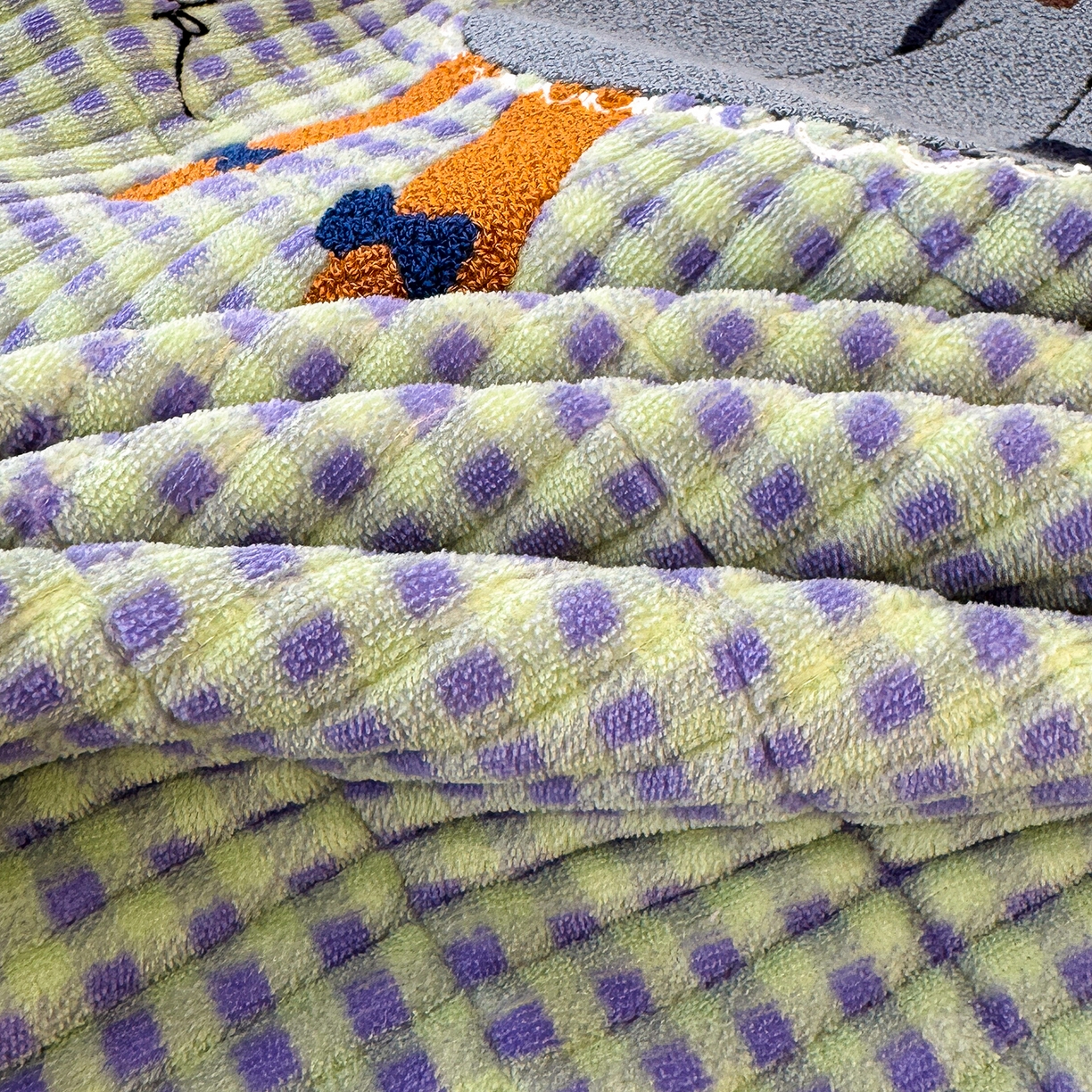 91家纺网 家纺一手货源 找家纺 赫梵茜 2025新款赫梵茜毛巾绣贝壳绣工艺牛奶绒床盖四件套正反可用 花朵宝贝