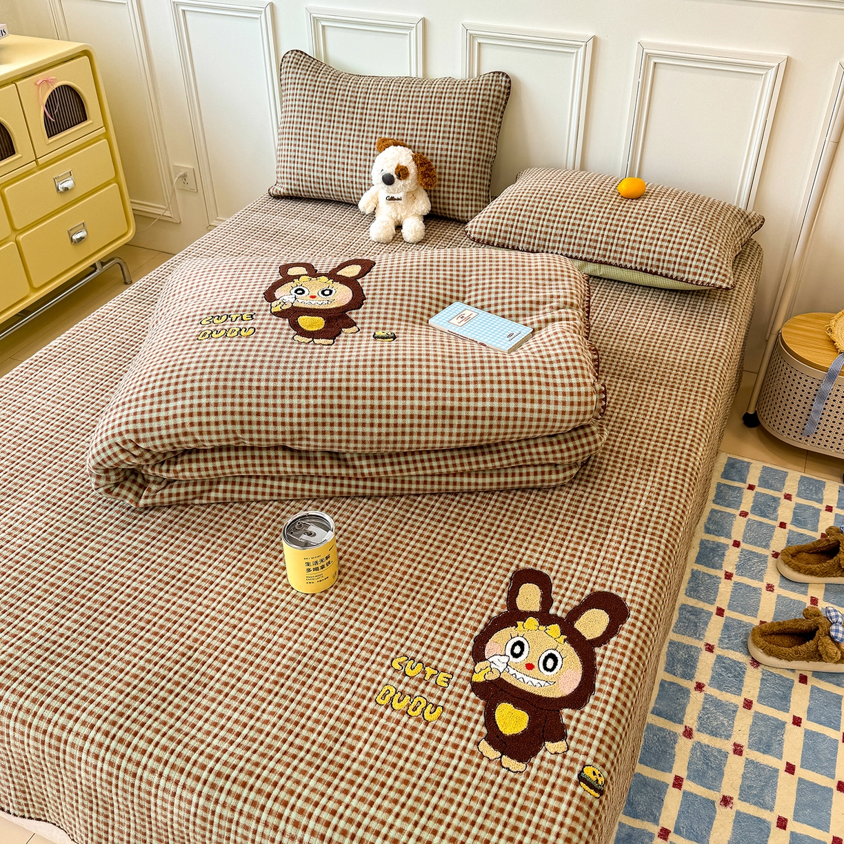 91家纺网 家纺一手货源 找家纺 赫梵茜 2025新款赫梵茜毛巾绣贝壳绣工艺牛奶绒床盖四件套正反可用 可爱布布