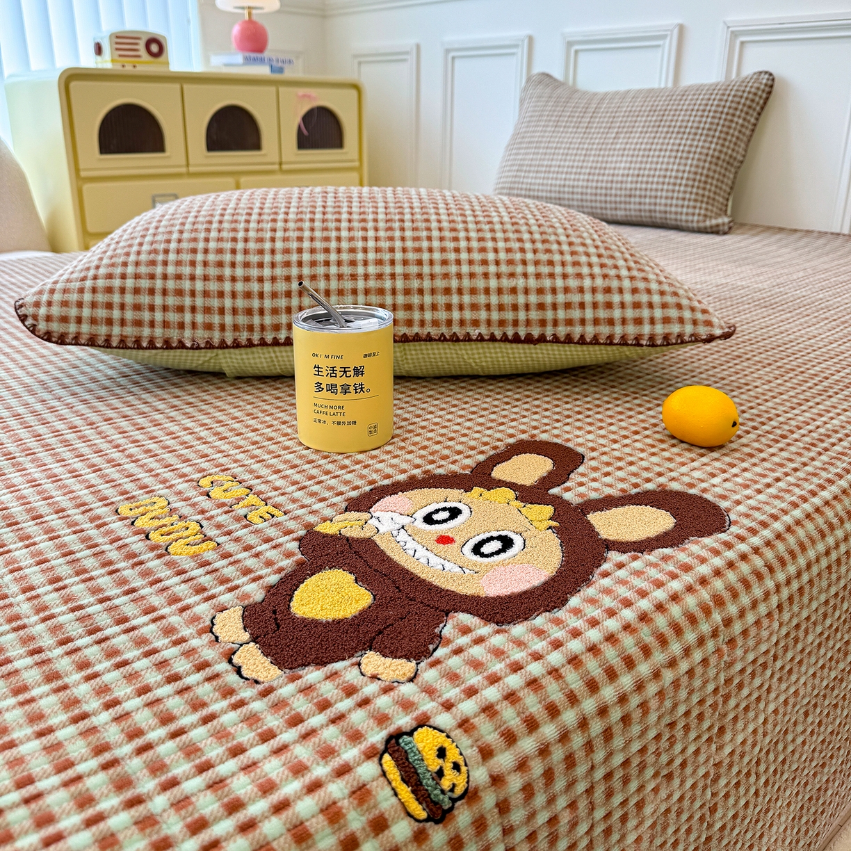 91家纺网 家纺一手货源 找家纺 赫梵茜 2025新款赫梵茜毛巾绣贝壳绣工艺牛奶绒床盖四件套正反可用 可爱布布