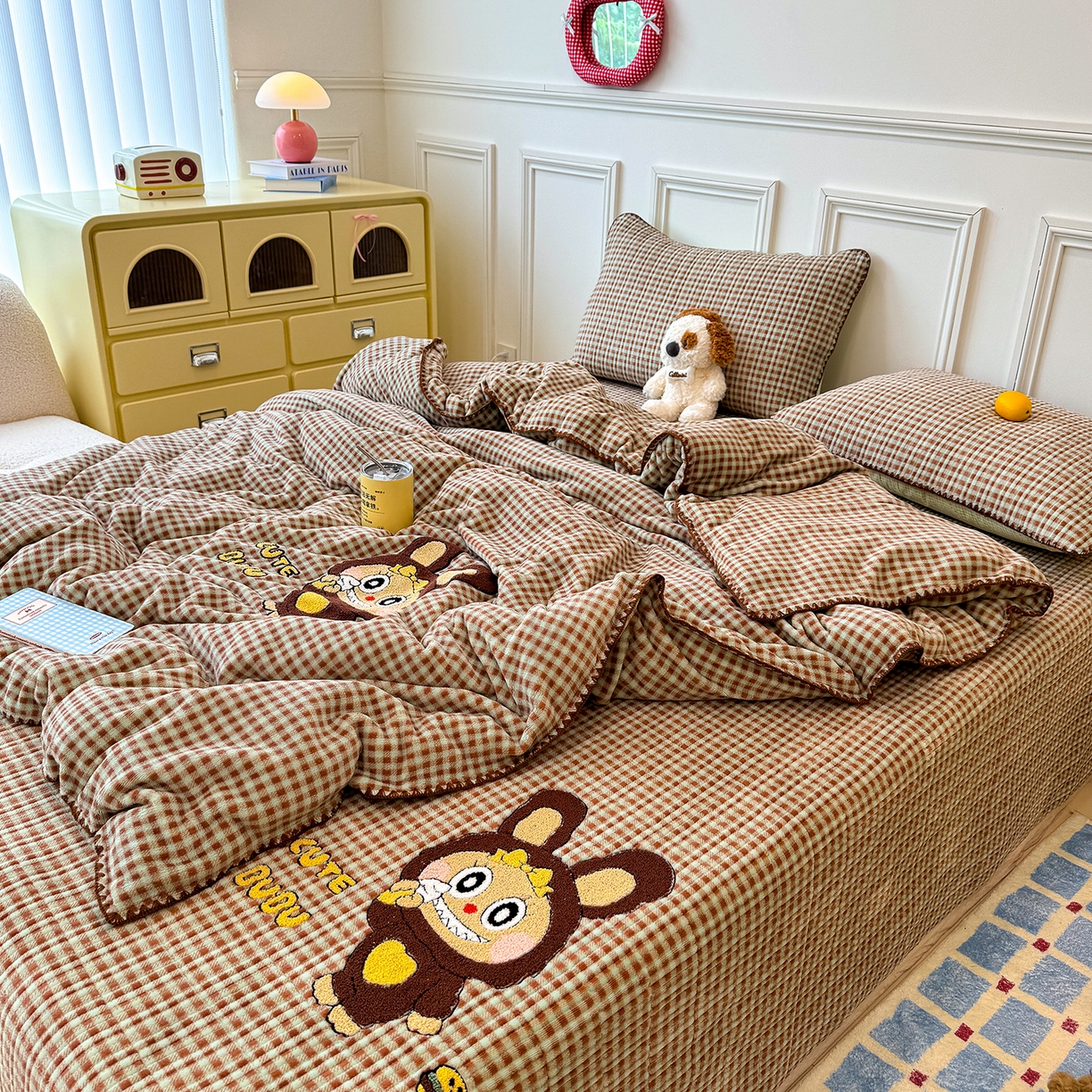 91家纺网 家纺一手货源 找家纺 赫梵茜 2025新款赫梵茜毛巾绣贝壳绣工艺牛奶绒床盖四件套正反可用 可爱布布