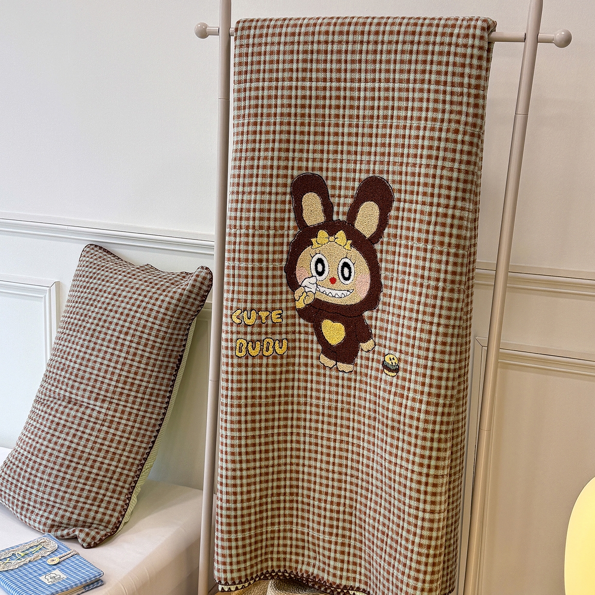 91家纺网 家纺一手货源 找家纺 赫梵茜 2025新款赫梵茜毛巾绣贝壳绣工艺牛奶绒床盖四件套正反可用 可爱布布