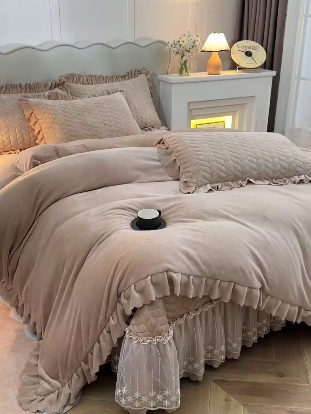 91家纺网 家纺一手货源 找家纺 铠畅家纺 2025新款丰眠系列牛奶绒床盖四件套 丰眠-奶油咖