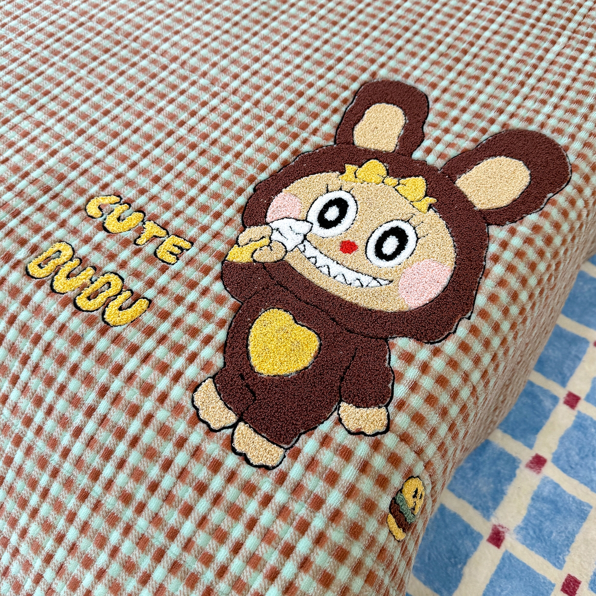 91家纺网 家纺一手货源 找家纺 赫梵茜 2025新款赫梵茜毛巾绣贝壳绣工艺牛奶绒床盖四件套正反可用 可爱布布