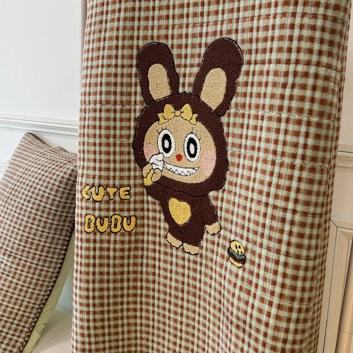 91家纺网 家纺一手货源 找家纺 赫梵茜 2025新款赫梵茜毛巾绣贝壳绣工艺牛奶绒床盖四件套正反可用 可爱布布