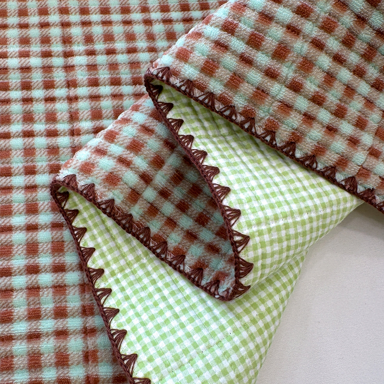 91家纺网 家纺一手货源 找家纺 赫梵茜 2025新款赫梵茜毛巾绣贝壳绣工艺牛奶绒床盖四件套正反可用 可爱布布