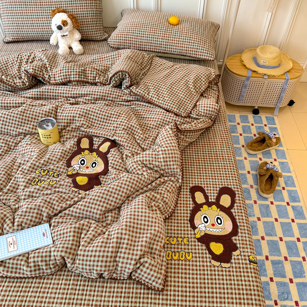 91家纺网 家纺一手货源 找家纺 赫梵茜 2025新款赫梵茜毛巾绣贝壳绣工艺牛奶绒床盖四件套正反可用 可爱布布