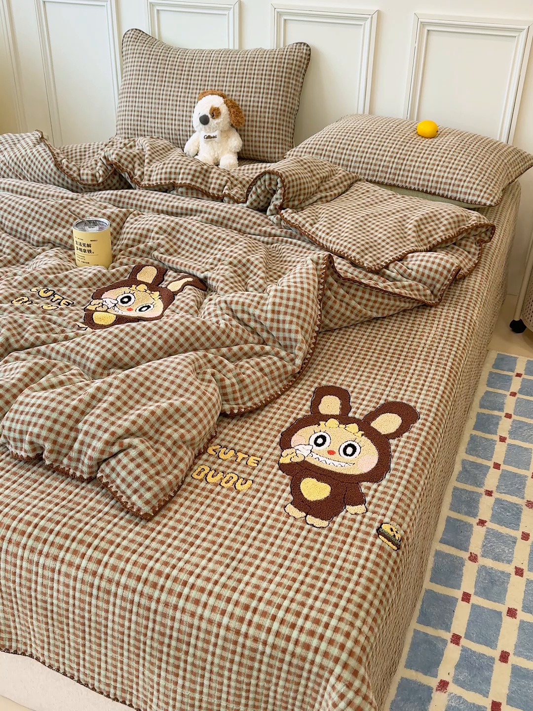 91家纺网 家纺一手货源 找家纺 赫梵茜 2025新款赫梵茜毛巾绣贝壳绣工艺牛奶绒床盖四件套正反可用 可爱布布