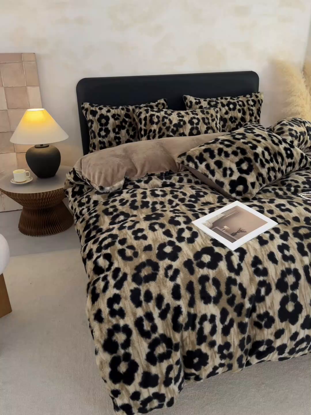 91家纺网 家纺一手货源 找家纺 铠畅家纺 2025新款美拉德风格兔毛绒床单四件套 美拉德-豹紋咖