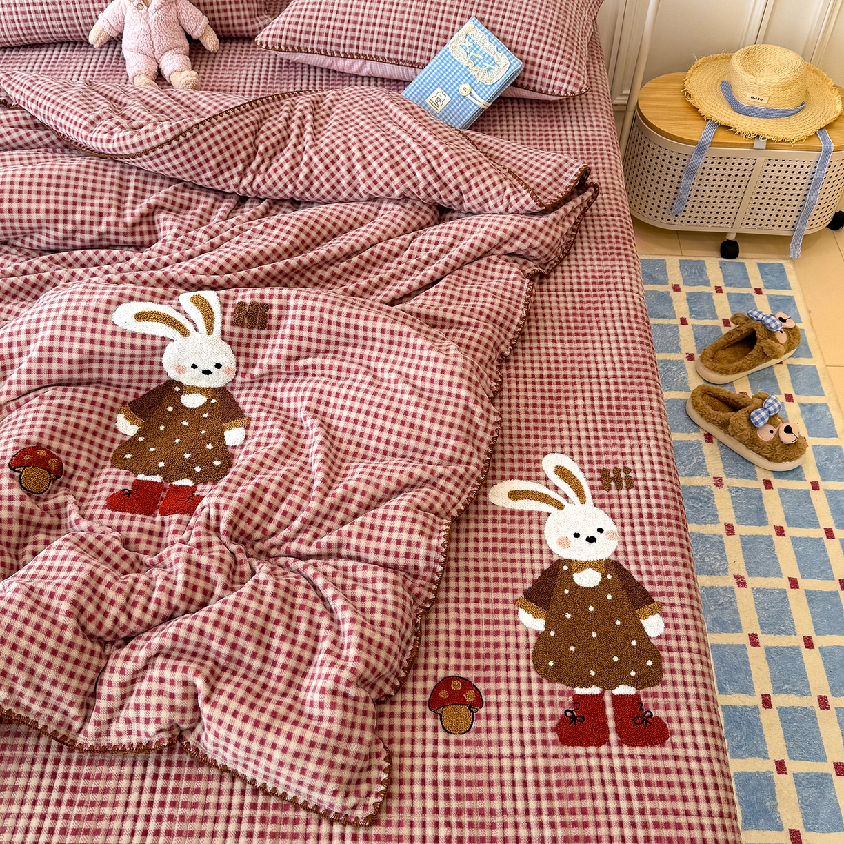 91家纺网 家纺一手货源 找家纺 赫梵茜 2025新款赫梵茜毛巾绣贝壳绣工艺牛奶绒床盖四件套正反可用 蘑菇小兔