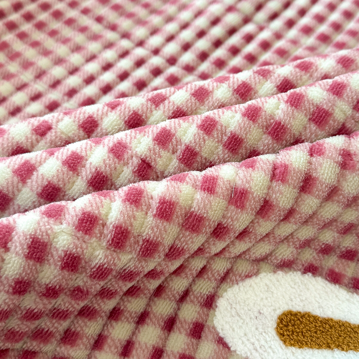 91家纺网 家纺一手货源 找家纺 赫梵茜 2025新款赫梵茜毛巾绣贝壳绣工艺牛奶绒床盖四件套正反可用 蘑菇小兔