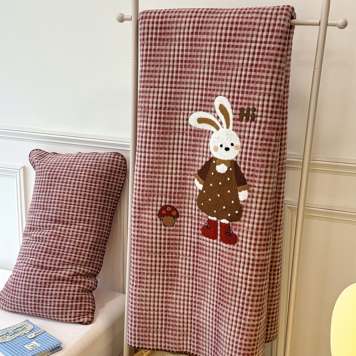 91家纺网 家纺一手货源 找家纺 赫梵茜 2025新款赫梵茜毛巾绣贝壳绣工艺牛奶绒床盖四件套正反可用 蘑菇小兔