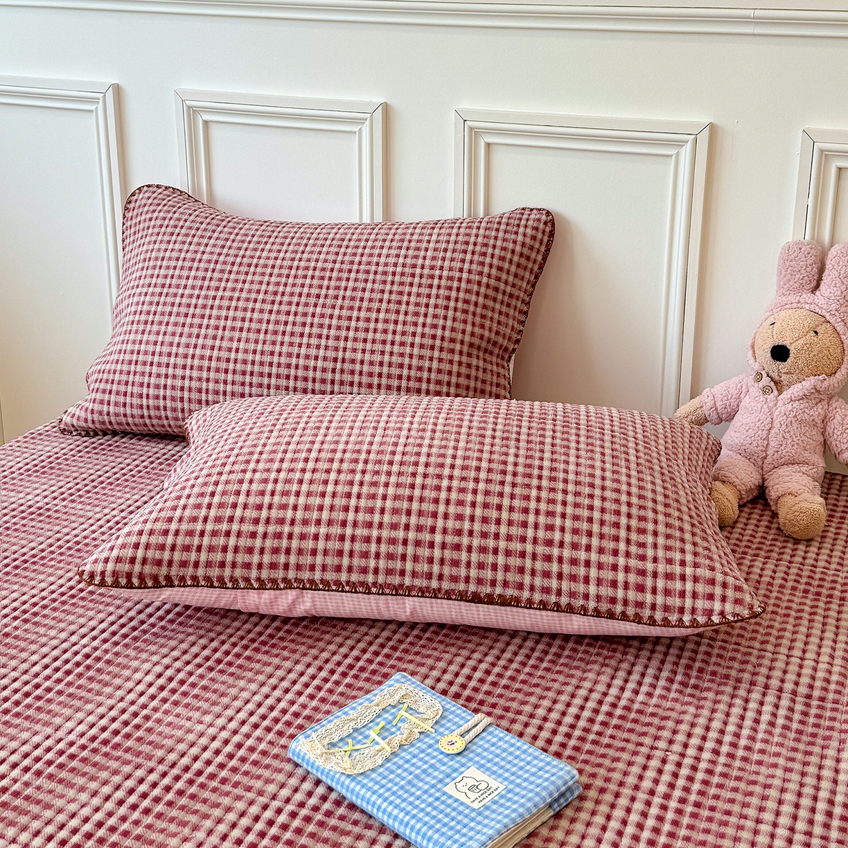 91家纺网 家纺一手货源 找家纺 赫梵茜 2025新款赫梵茜毛巾绣贝壳绣工艺牛奶绒床盖四件套正反可用 蘑菇小兔