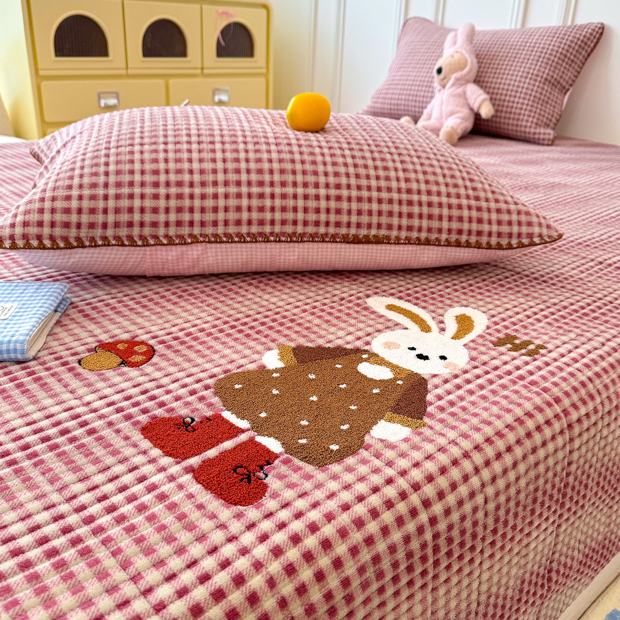 91家纺网 家纺一手货源 找家纺 赫梵茜 2025新款赫梵茜毛巾绣贝壳绣工艺牛奶绒床盖四件套正反可用 蘑菇小兔