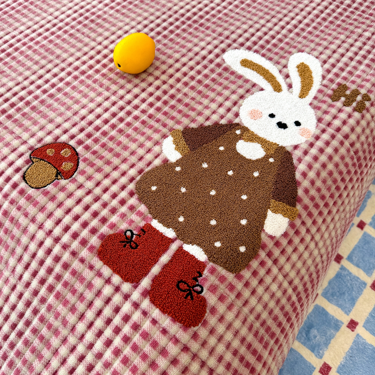 91家纺网 家纺一手货源 找家纺 赫梵茜 2025新款赫梵茜毛巾绣贝壳绣工艺牛奶绒床盖四件套正反可用 蘑菇小兔