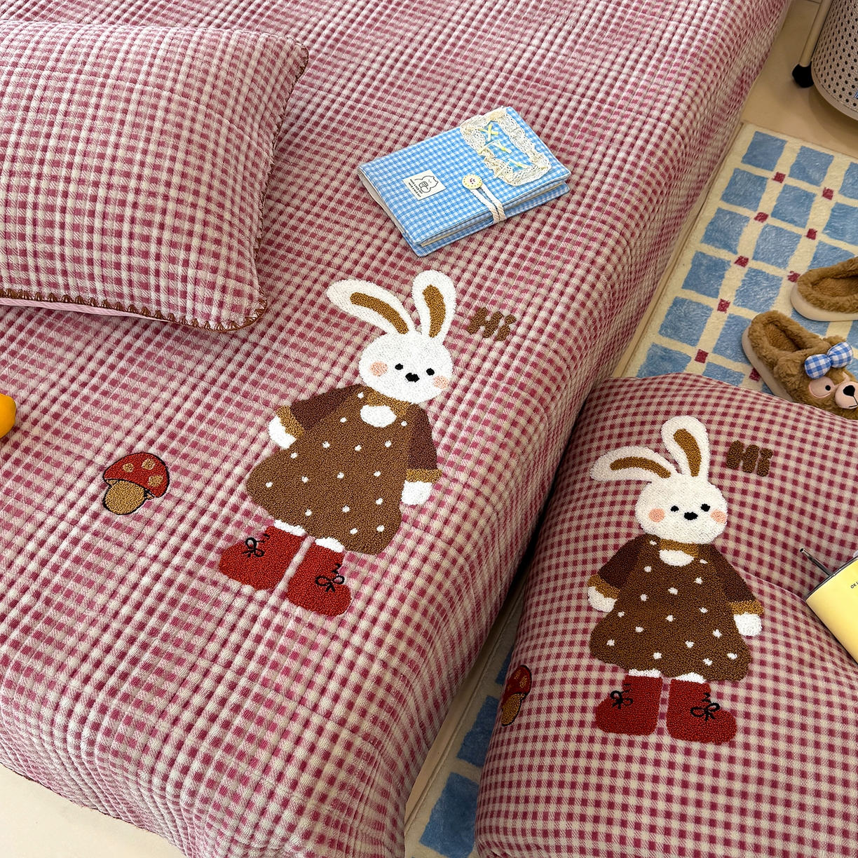 91家纺网 家纺一手货源 找家纺 赫梵茜 2025新款赫梵茜毛巾绣贝壳绣工艺牛奶绒床盖四件套正反可用 蘑菇小兔