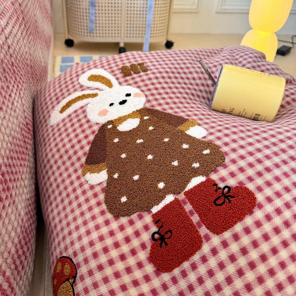 91家纺网 家纺一手货源 找家纺 赫梵茜 2025新款赫梵茜毛巾绣贝壳绣工艺牛奶绒床盖四件套正反可用 蘑菇小兔