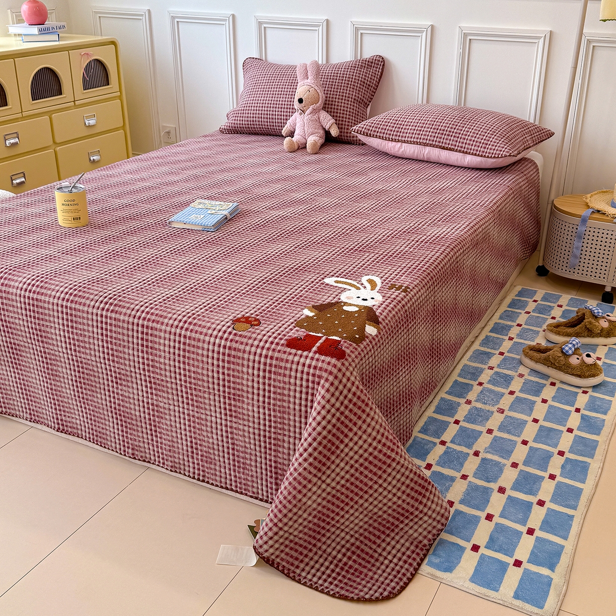 91家纺网 家纺一手货源 找家纺 赫梵茜 2025新款赫梵茜毛巾绣贝壳绣工艺牛奶绒床盖四件套正反可用 蘑菇小兔