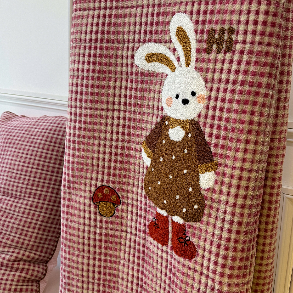 91家纺网 家纺一手货源 找家纺 赫梵茜 2025新款赫梵茜毛巾绣贝壳绣工艺牛奶绒床盖四件套正反可用 蘑菇小兔