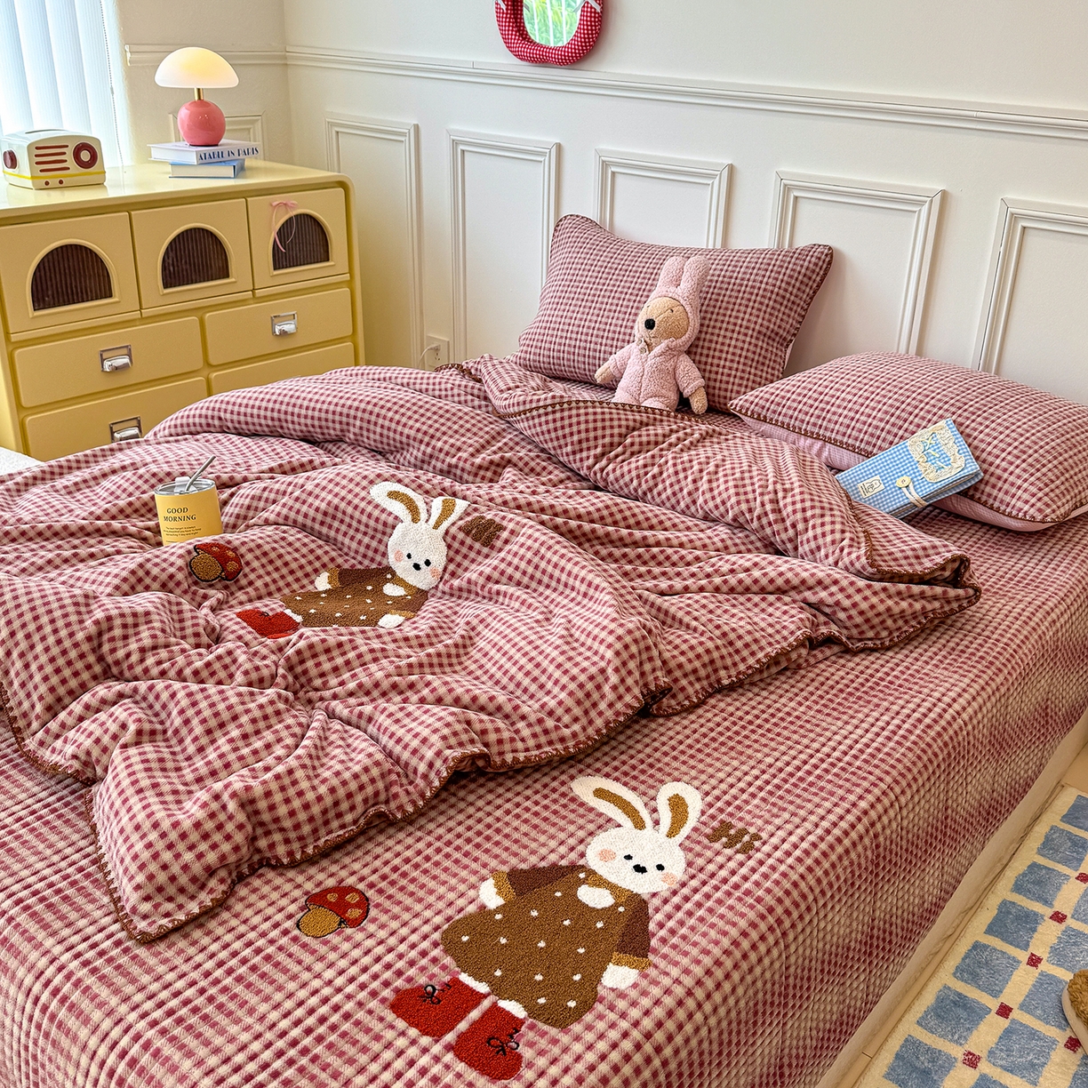 91家纺网 家纺一手货源 找家纺 赫梵茜 2025新款赫梵茜毛巾绣贝壳绣工艺牛奶绒床盖四件套正反可用 蘑菇小兔