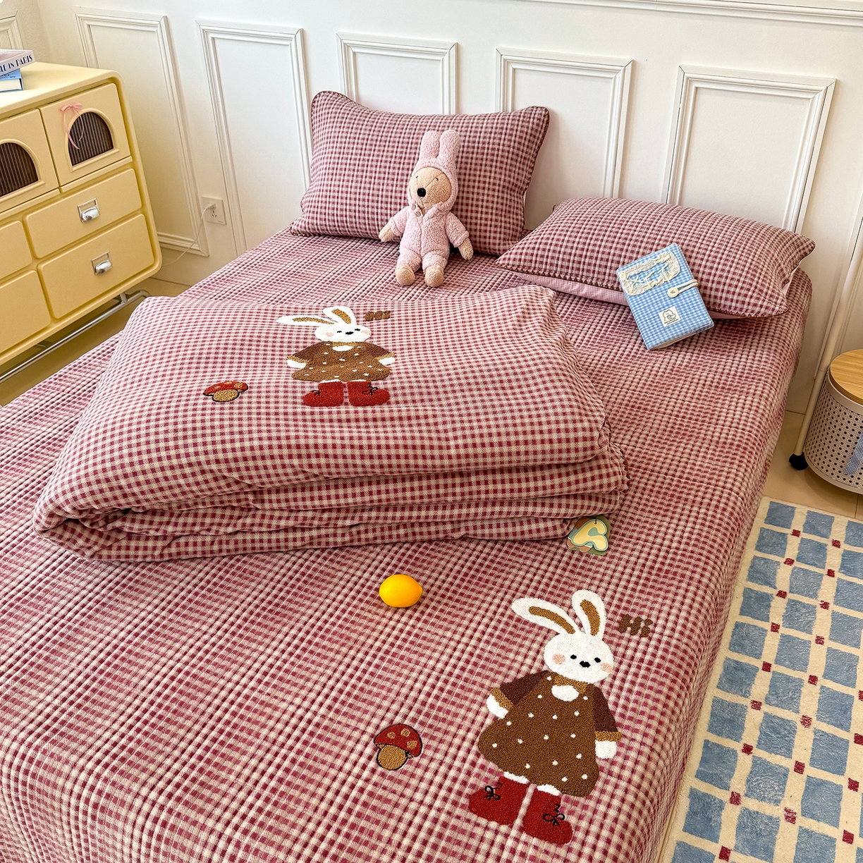 91家纺网 家纺一手货源 找家纺 赫梵茜 2025新款赫梵茜毛巾绣贝壳绣工艺牛奶绒床盖四件套正反可用 蘑菇小兔