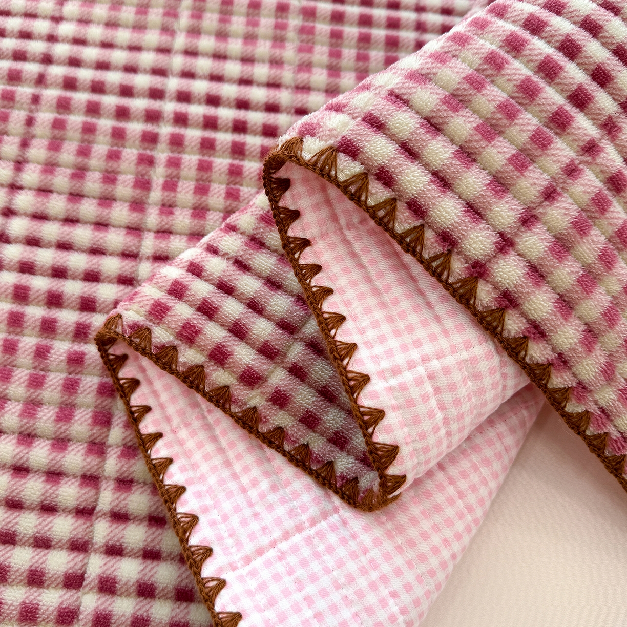 91家纺网 家纺一手货源 找家纺 赫梵茜 2025新款赫梵茜毛巾绣贝壳绣工艺牛奶绒床盖四件套正反可用 蘑菇小兔