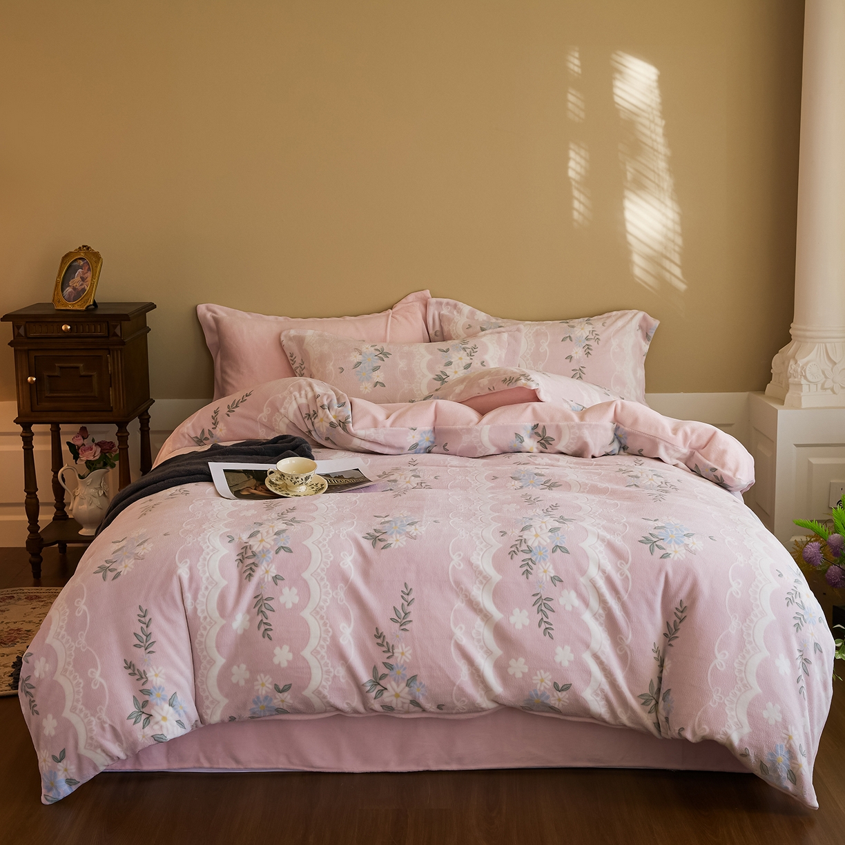 91家纺网 家纺一手货源 找家纺 菡宝 【主推第三批 带质检报告】A类全消光230g雕花绒牛奶绒四件套支持定制定做尺寸 安妮粉