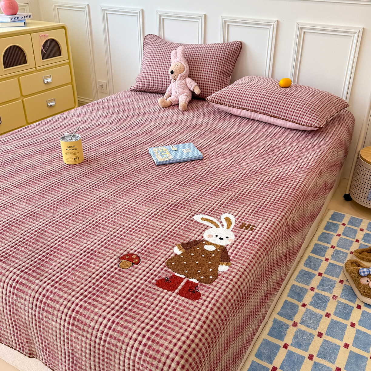 91家纺网 家纺一手货源 找家纺 赫梵茜 2025新款赫梵茜毛巾绣贝壳绣工艺牛奶绒床盖四件套正反可用 蘑菇小兔