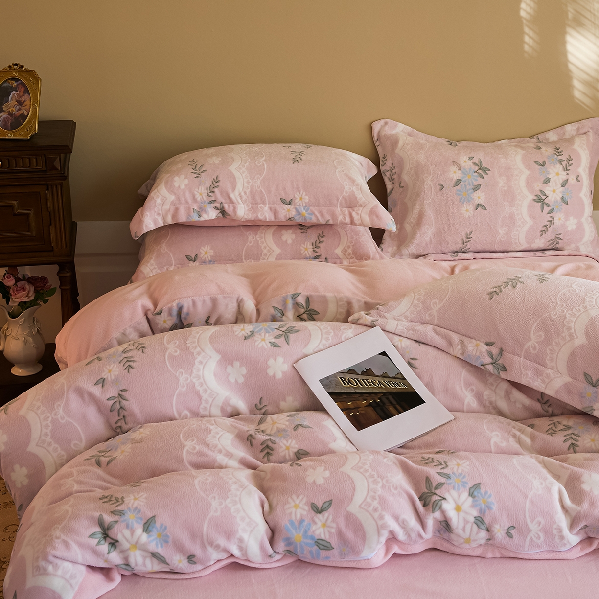 91家纺网 家纺一手货源 找家纺 菡宝 【主推第三批 带质检报告】A类全消光230g雕花绒牛奶绒四件套支持定制定做尺寸 安妮粉