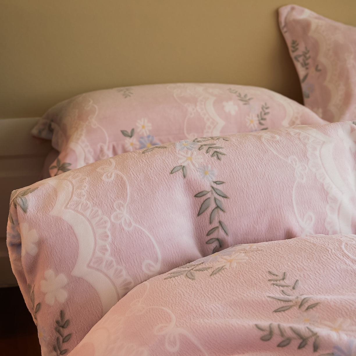 91家纺网 家纺一手货源 找家纺 菡宝 【主推第三批 带质检报告】A类全消光230g雕花绒牛奶绒四件套支持定制定做尺寸 安妮粉